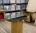 Стол для торта круглый золотой с зеркальной столешницей. - Фото миниатюра 2